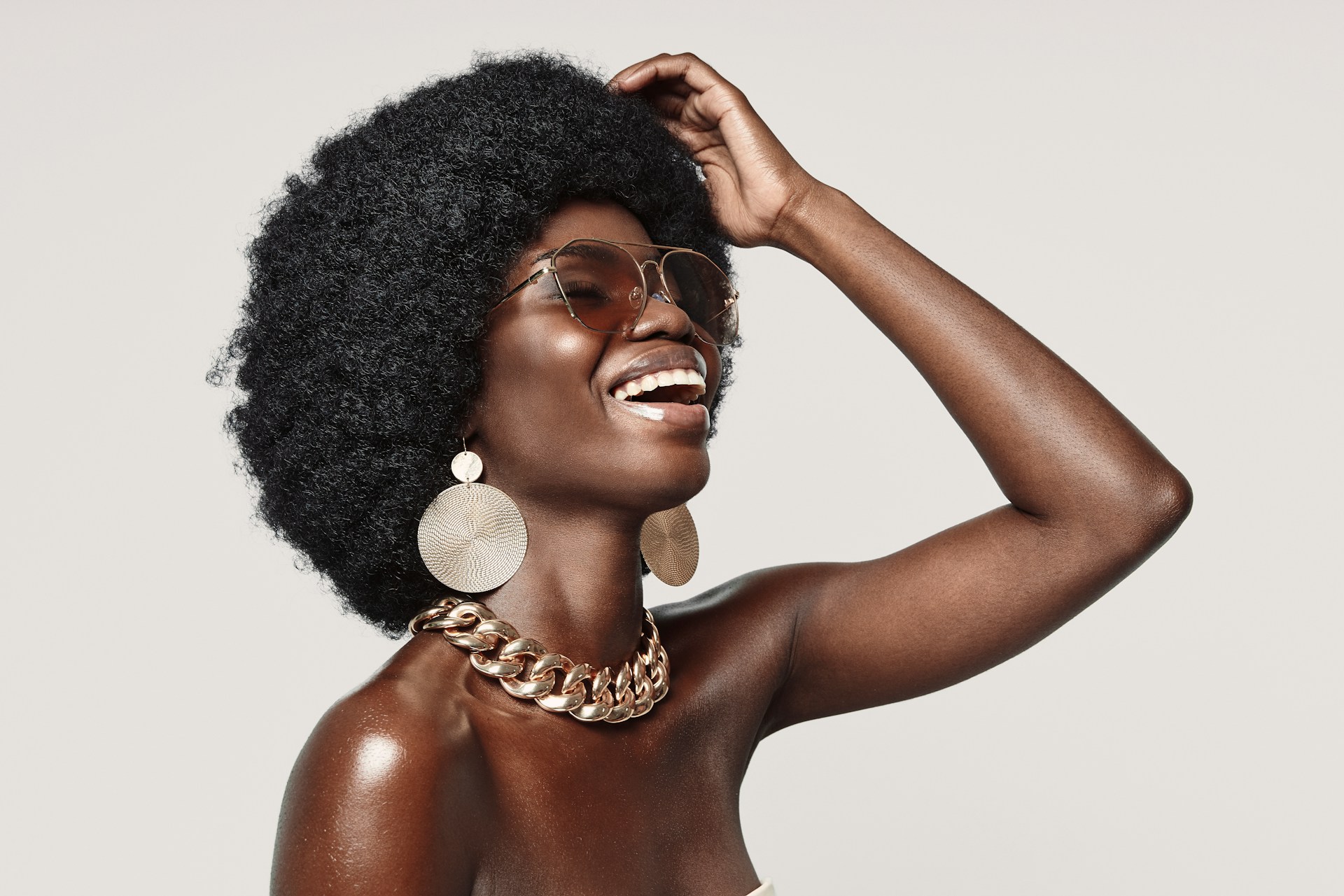 a lady wearing a chunk chain necklace